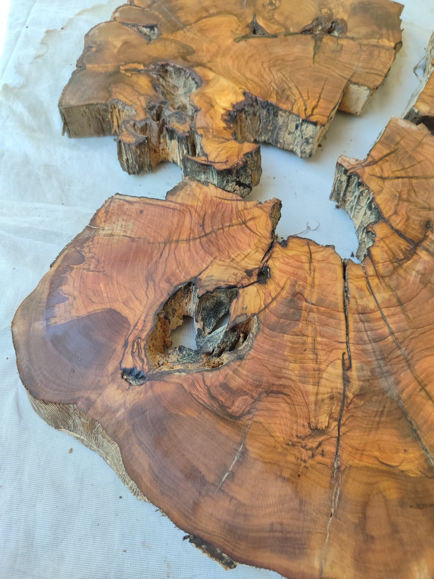 Rare Olive Wood Slab – Live Edge, Unique Grain, Sustainable Luxury | 40x44x2.5 cm