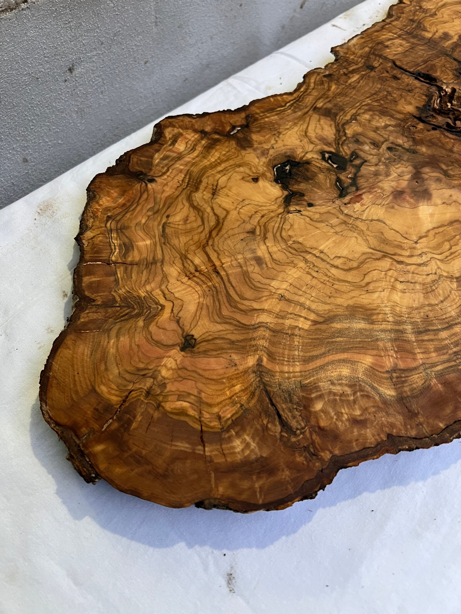 Rare Live Edge Olive Wood Slab 41x65cm | Unique Grain for Epoxy Resin, Luthier & Luxury Decor | Sustainable Premium DIY Material.