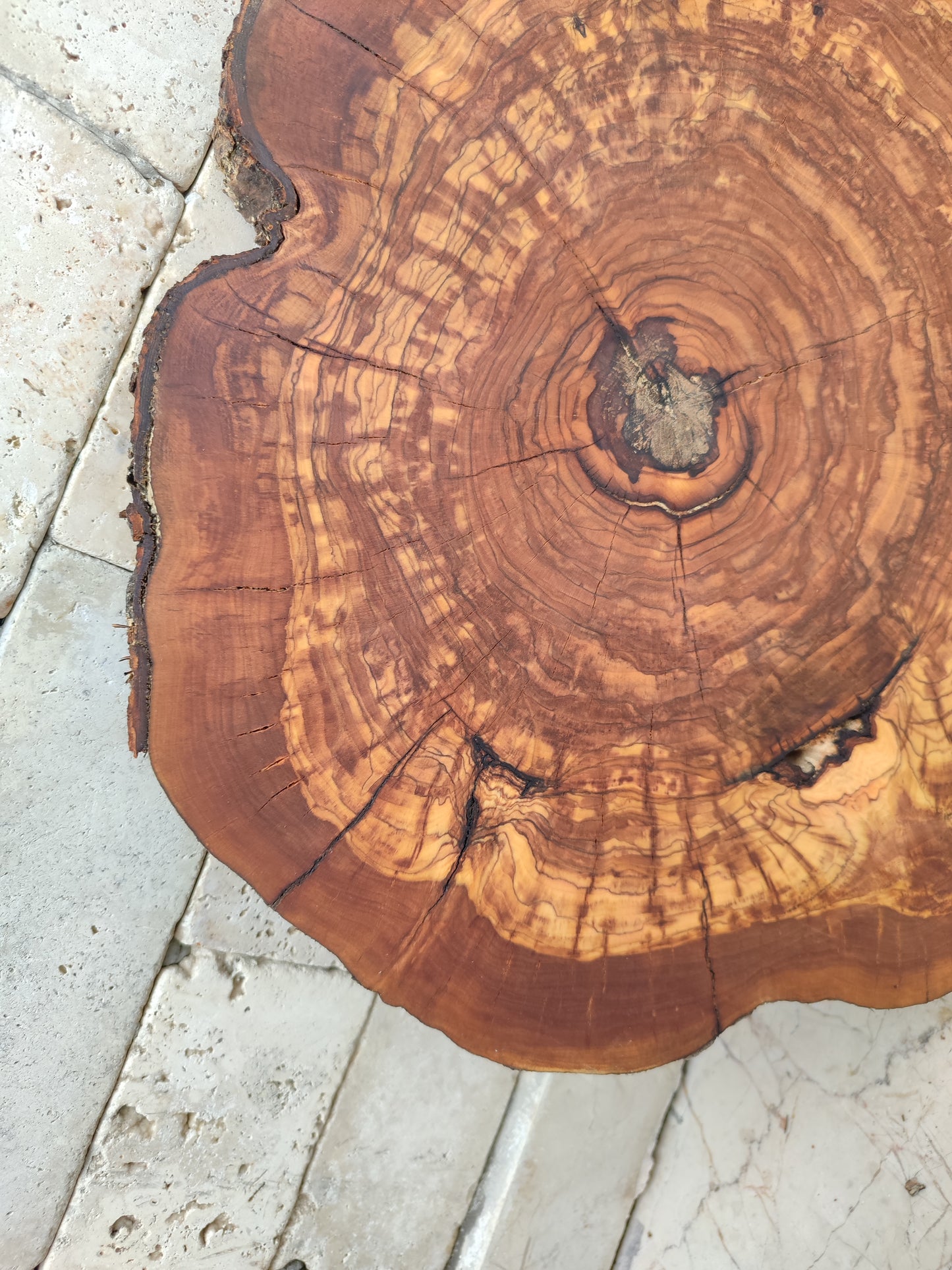 Rare Olive Wood Slab – Live Edge, Unique Grain, Sustainable Luxury – 33x39x2.5cm