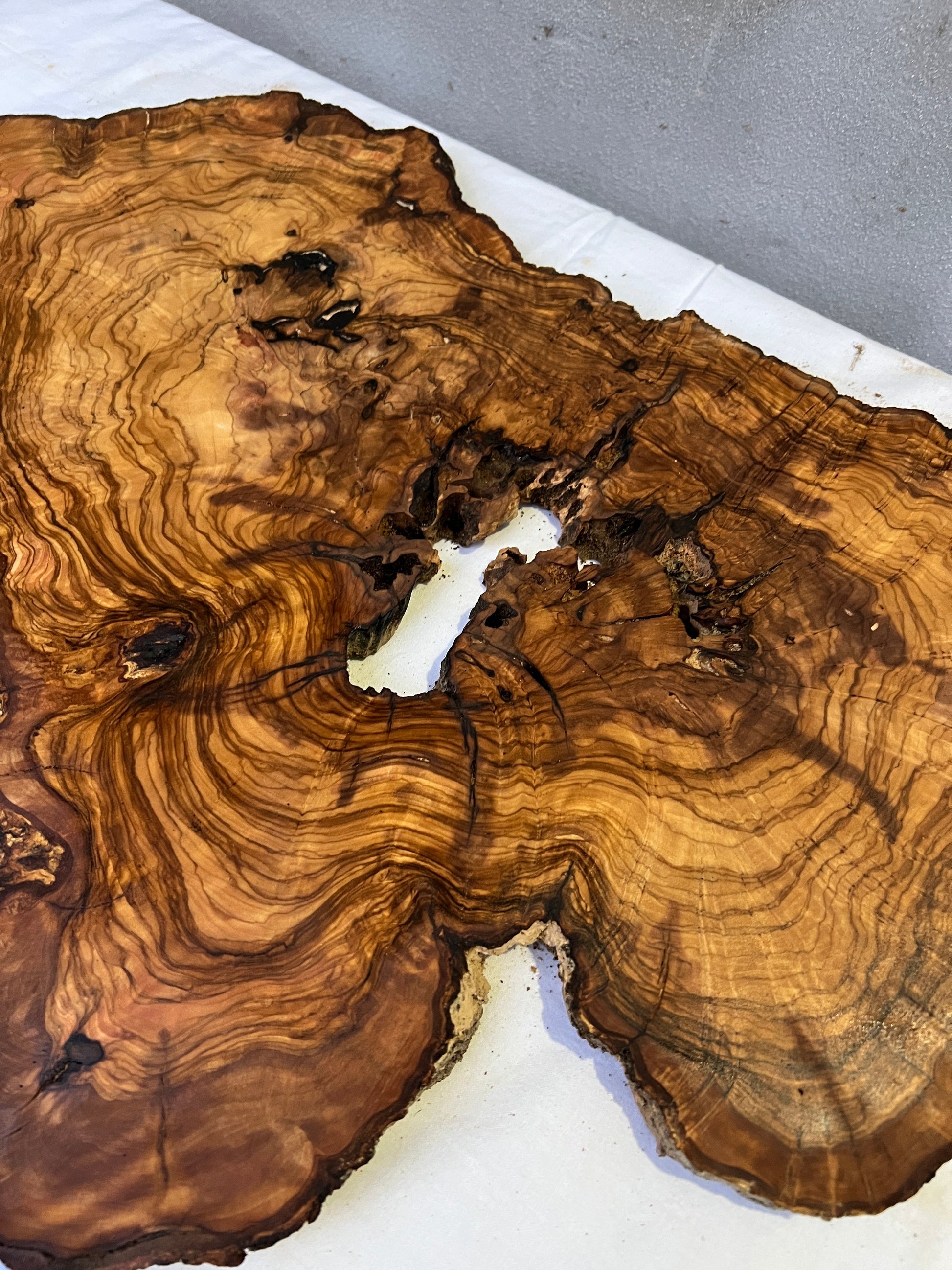 Rare Live Edge Olive Wood Slab 41x65cm | Unique Grain for Epoxy Resin, Luthier & Luxury Decor | Sustainable Premium DIY Material.