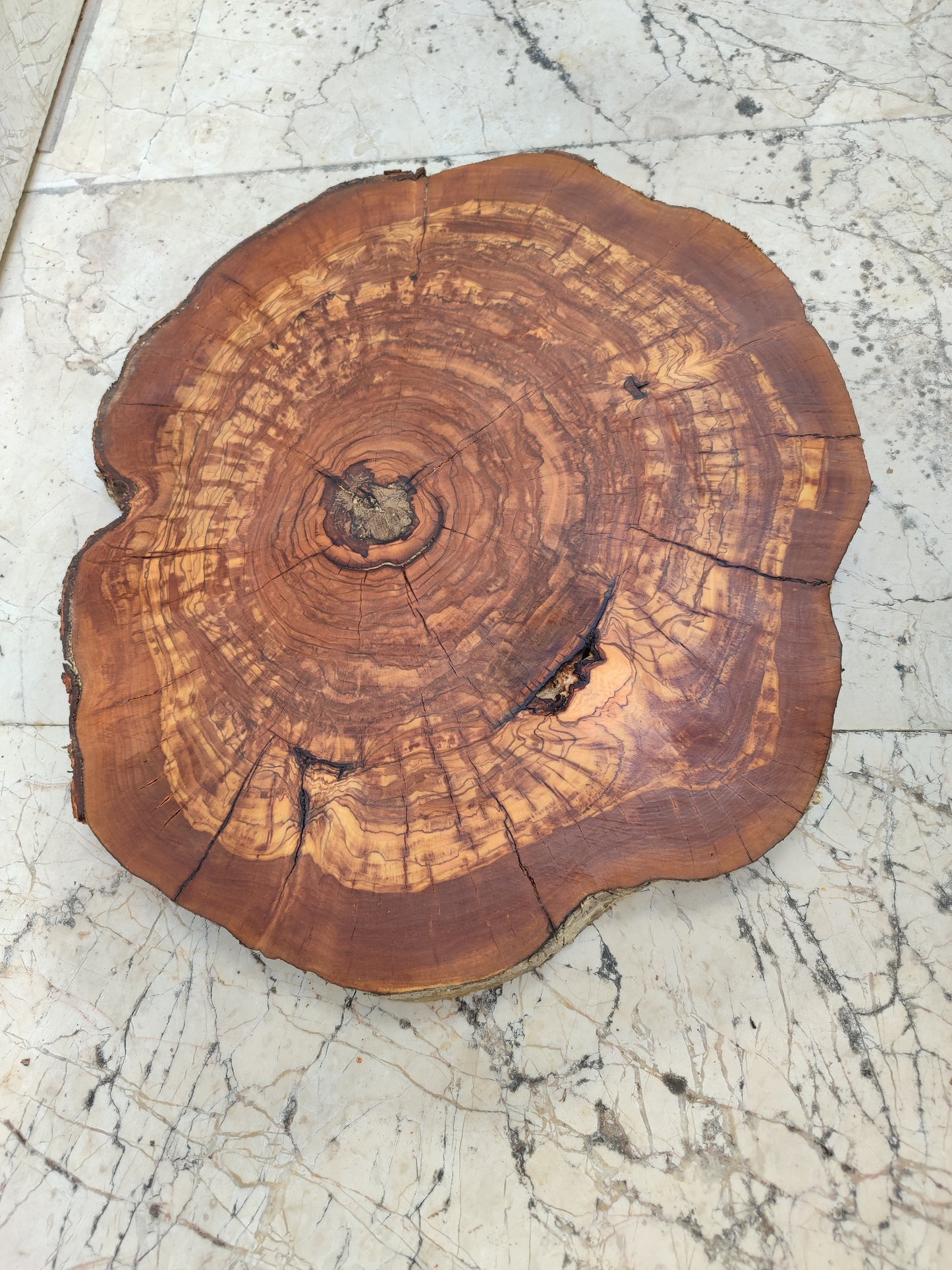 Rare Olive Wood Slab – Live Edge, Unique Grain, Sustainable Luxury – 33x39x2.5cm