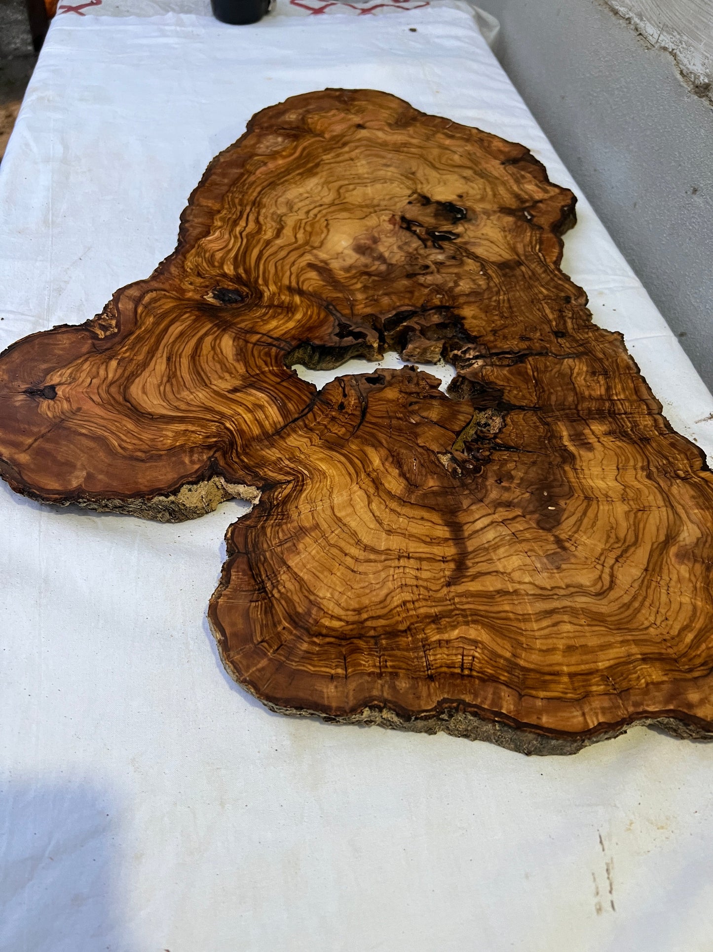 Rare Live Edge Olive Wood Slab 41x65cm | Unique Grain for Epoxy Resin, Luthier & Luxury Decor | Sustainable Premium DIY Material.
