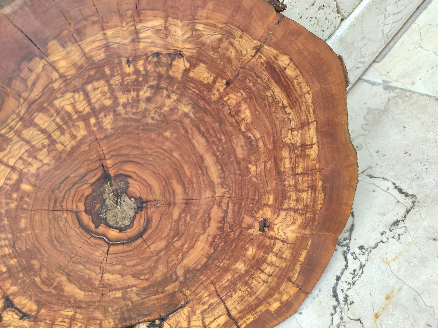 Rare Olive Wood Slab – Live Edge, Unique Grain, Sustainable Luxury – 33x39x2.5cm