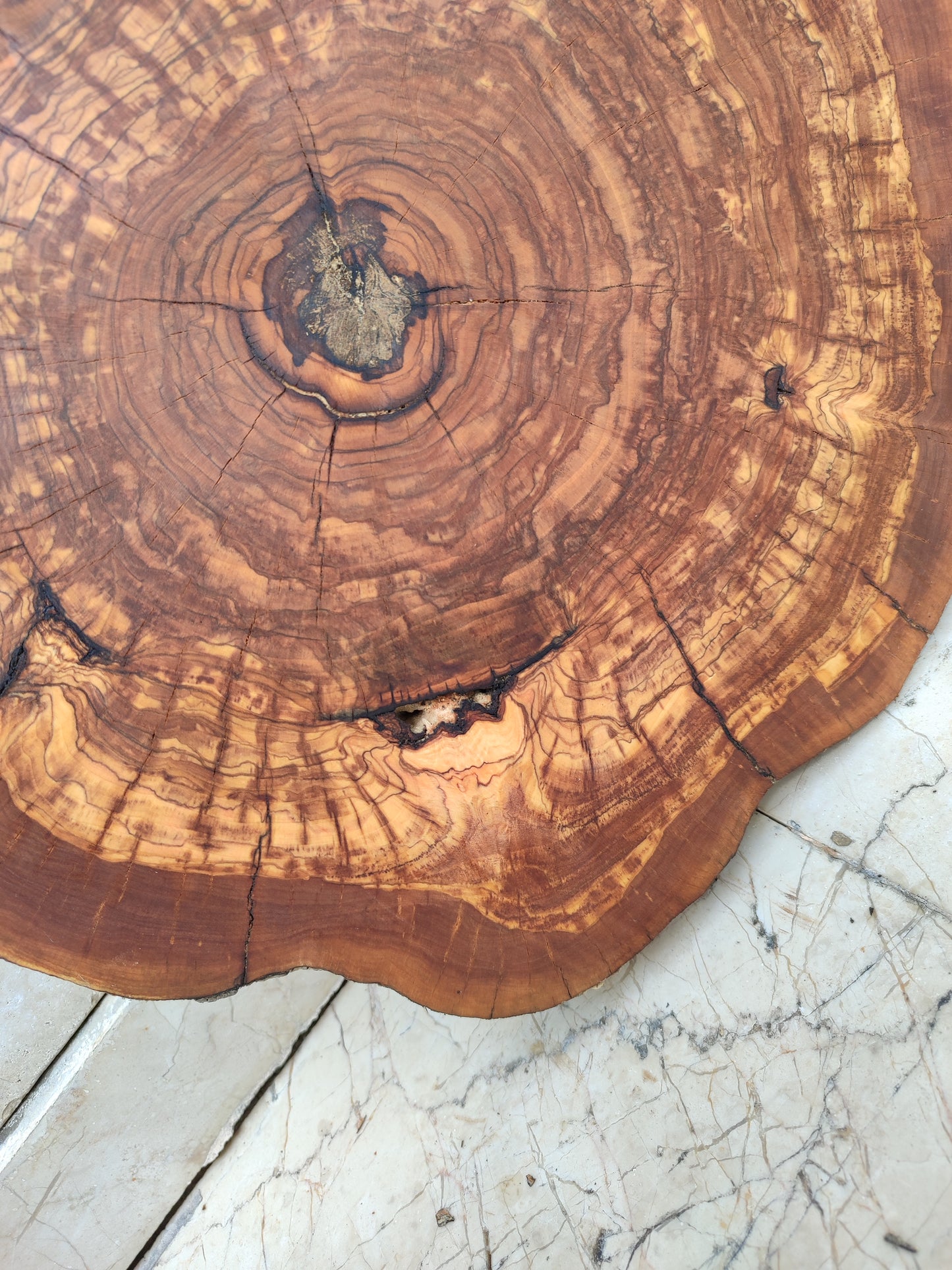 Rare Olive Wood Slab – Live Edge, Unique Grain, Sustainable Luxury – 33x39x2.5cm
