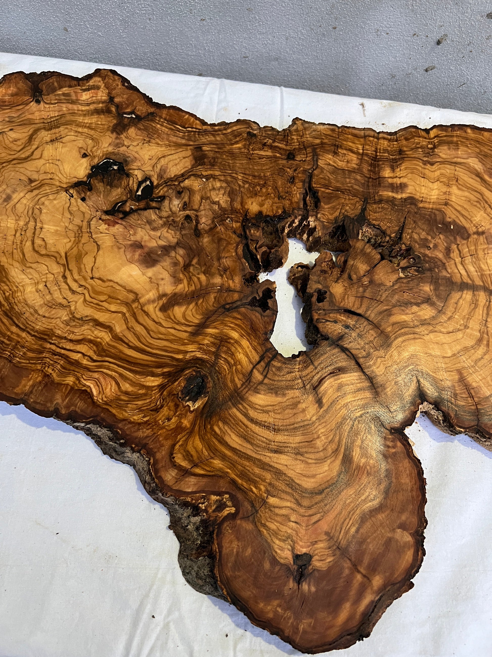 Rare Live Edge Olive Wood Slab 41x65cm | Unique Grain for Epoxy Resin, Luthier & Luxury Decor | Sustainable Premium DIY Material.