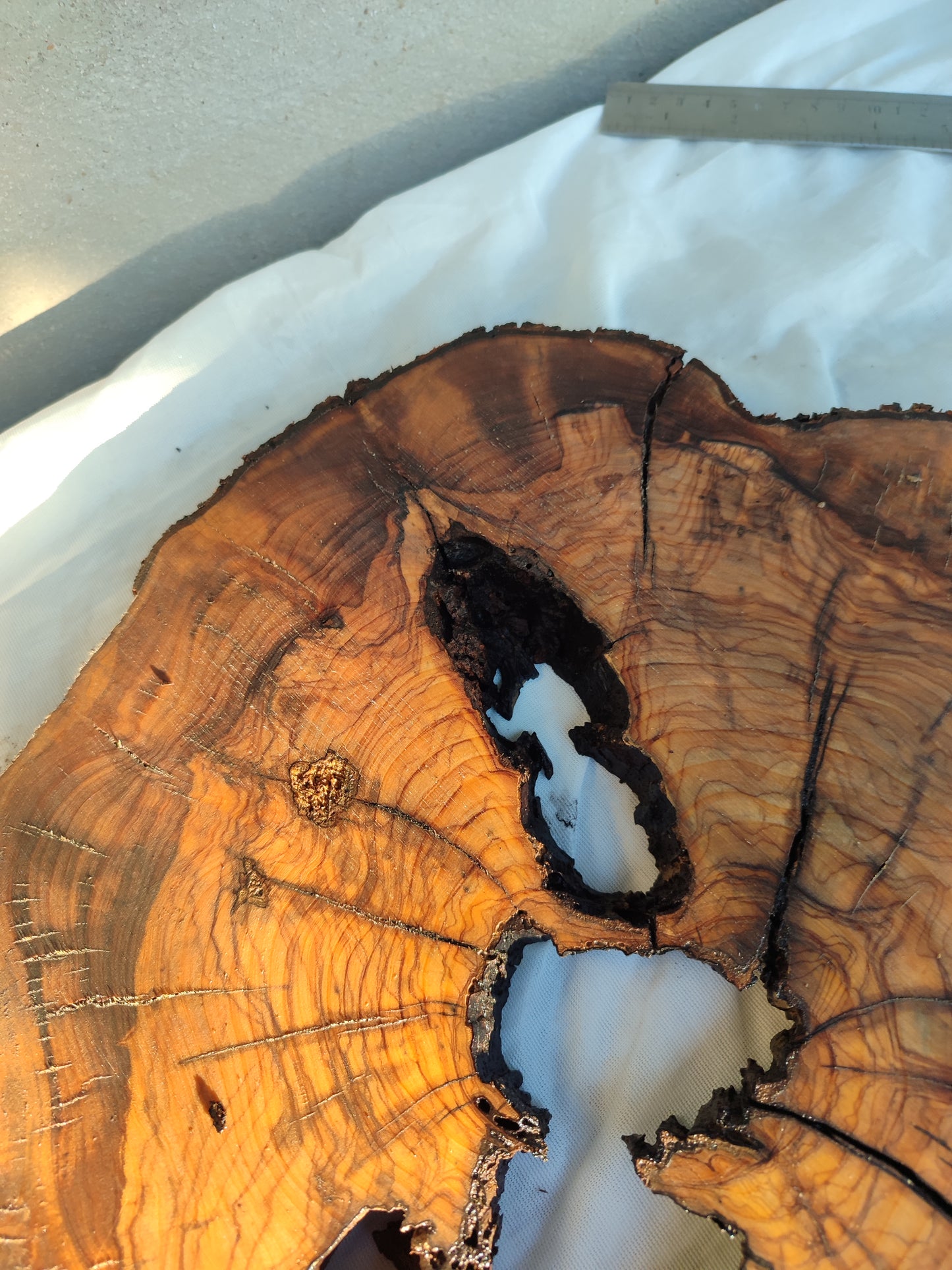 Rare Olive Wood Slab – Live Edge, Unique Grain, Sustainable Luxury for Epoxy & Artisan Crafts (37x37x2.5 cm)