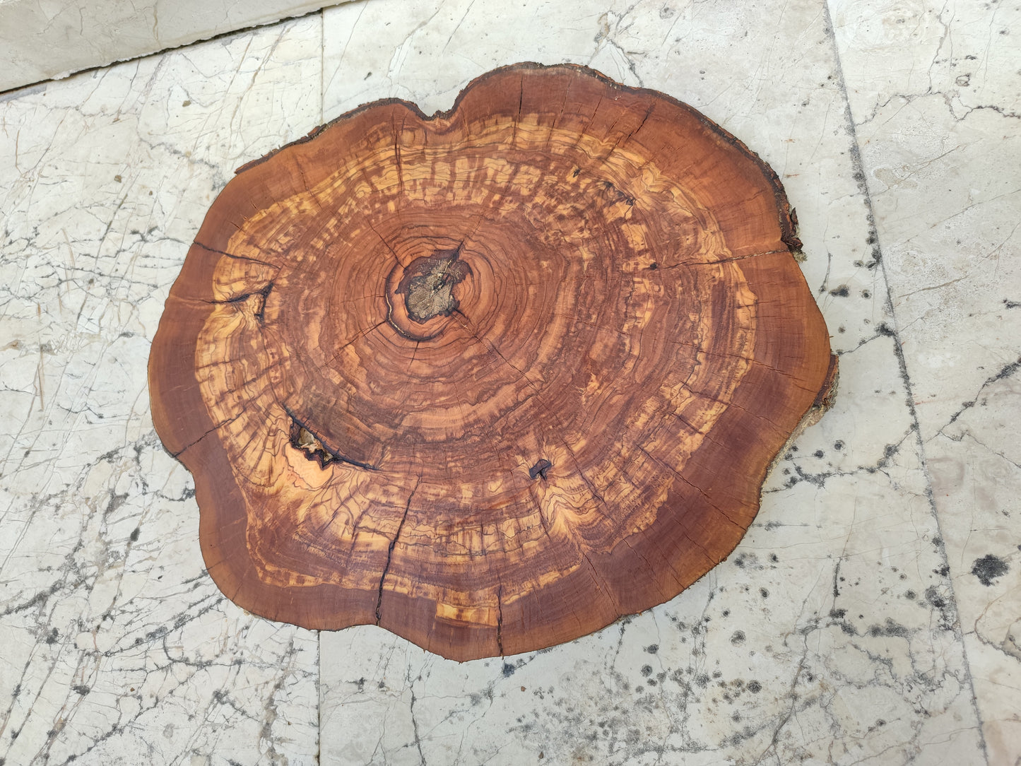 Rare Olive Wood Slab – Live Edge, Unique Grain, Sustainable Luxury – 33x39x2.5cm