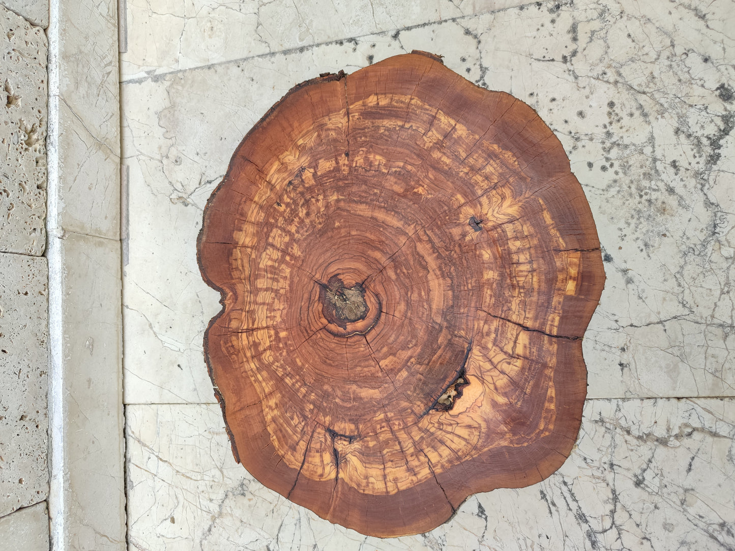 Rare Olive Wood Slab – Live Edge, Unique Grain, Sustainable Luxury – 33x39x2.5cm