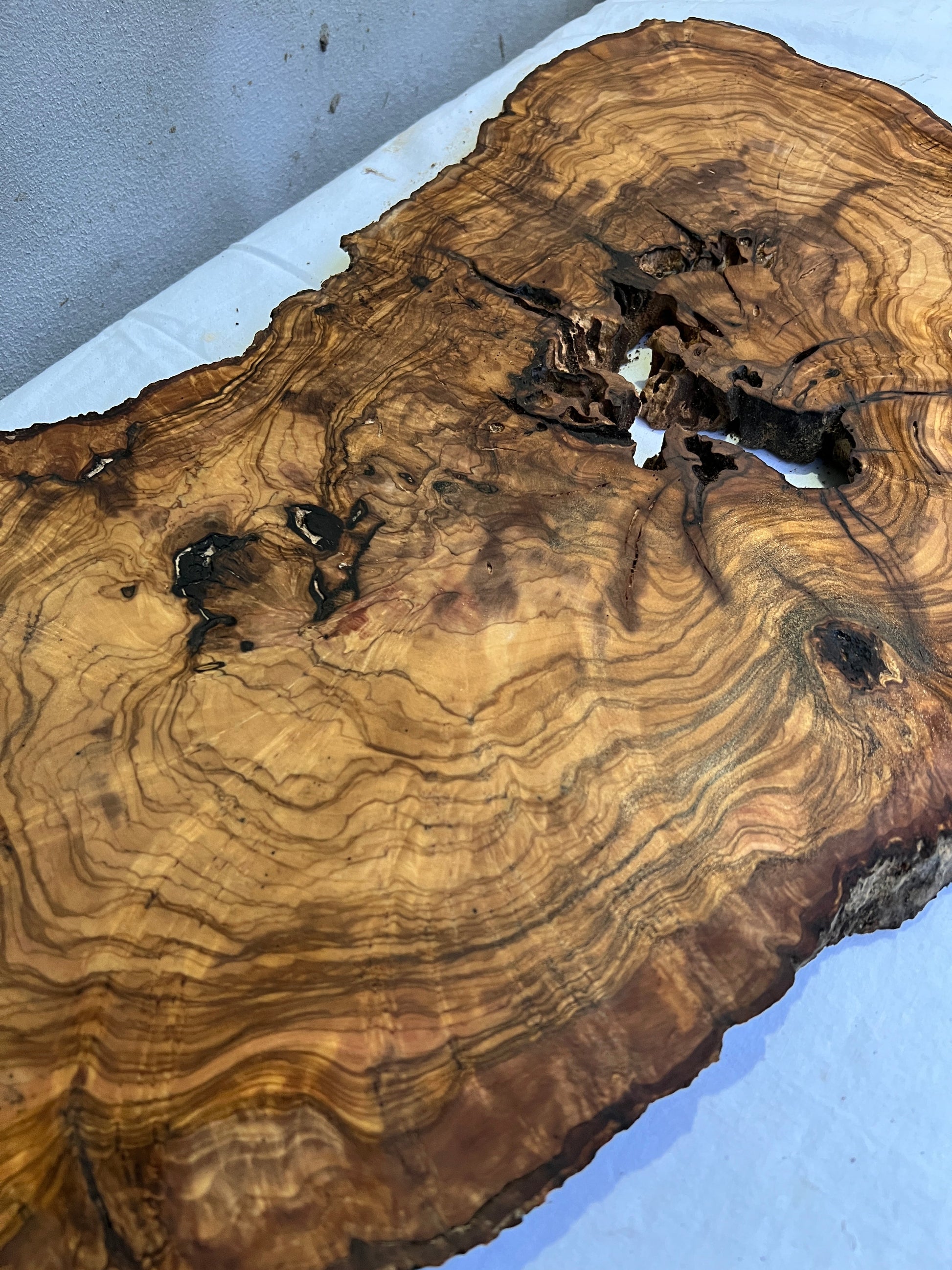 Rare Live Edge Olive Wood Slab 41x65cm | Unique Grain for Epoxy Resin, Luthier & Luxury Decor | Sustainable Premium DIY Material.