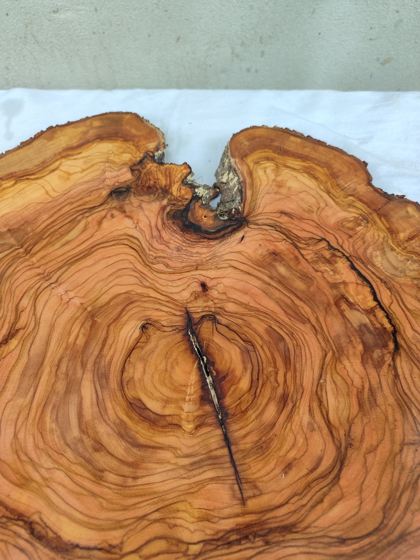 Rare Olive Wood Slab – Live Edge Unique Grain Sustainable Luxury – 40x42x2.5cm Premium Natural Luster - Olive Generic