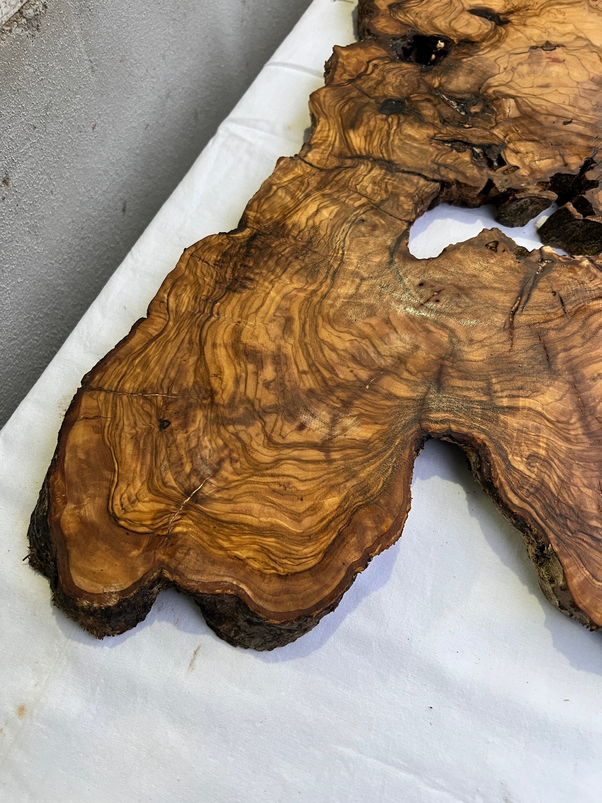 Rare Olive Wood Slab 43x66cm | Live Edge for Epoxy Resin & Coffee Table | Premium Dry Luthier Wood | Unique Grain Sustainable Luxury Art.