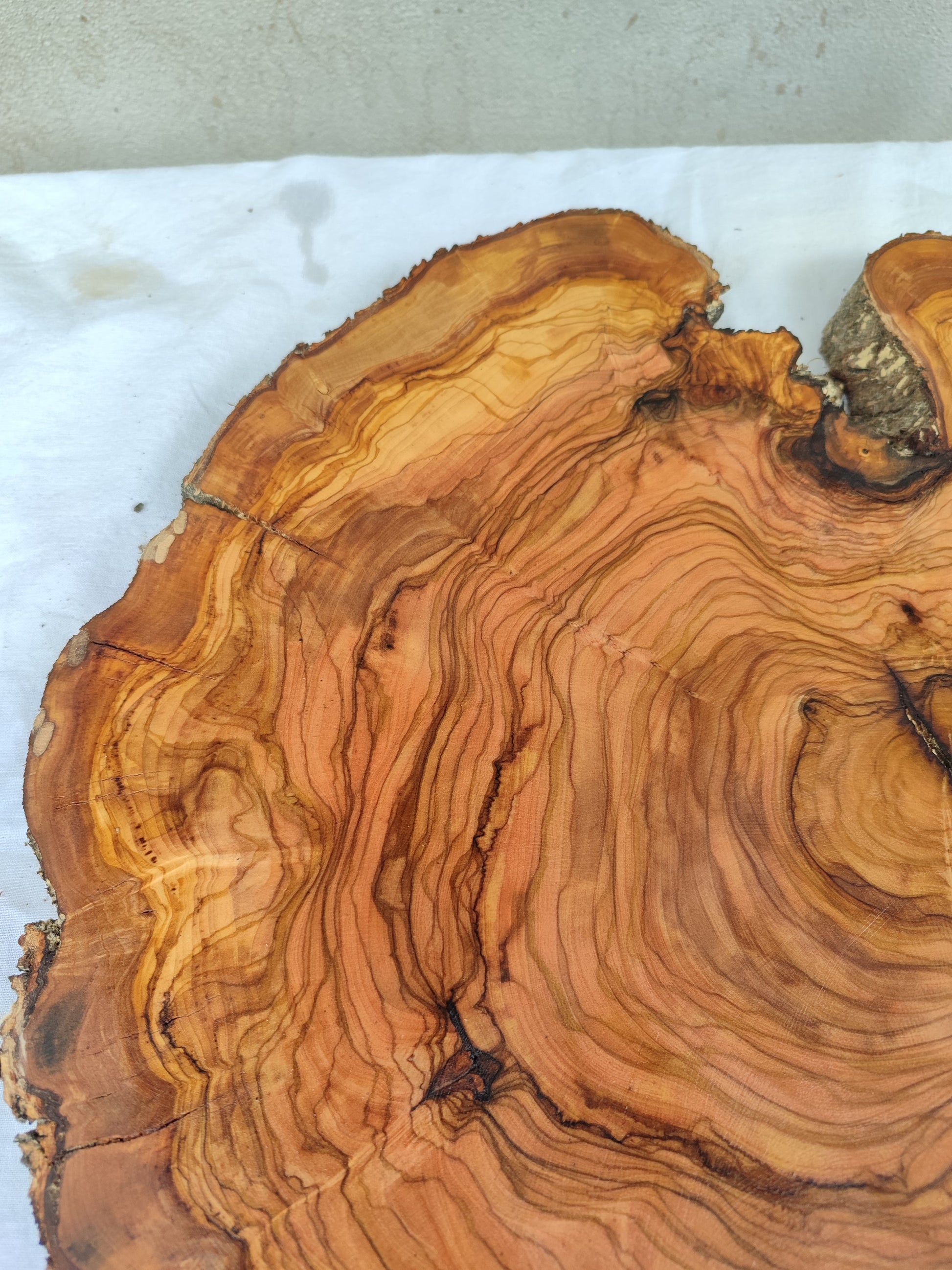 Rare Olive Wood Slab – Live Edge Unique Grain Sustainable Luxury – 40x42x2.5cm Premium Natural Luster - Olive Generic
