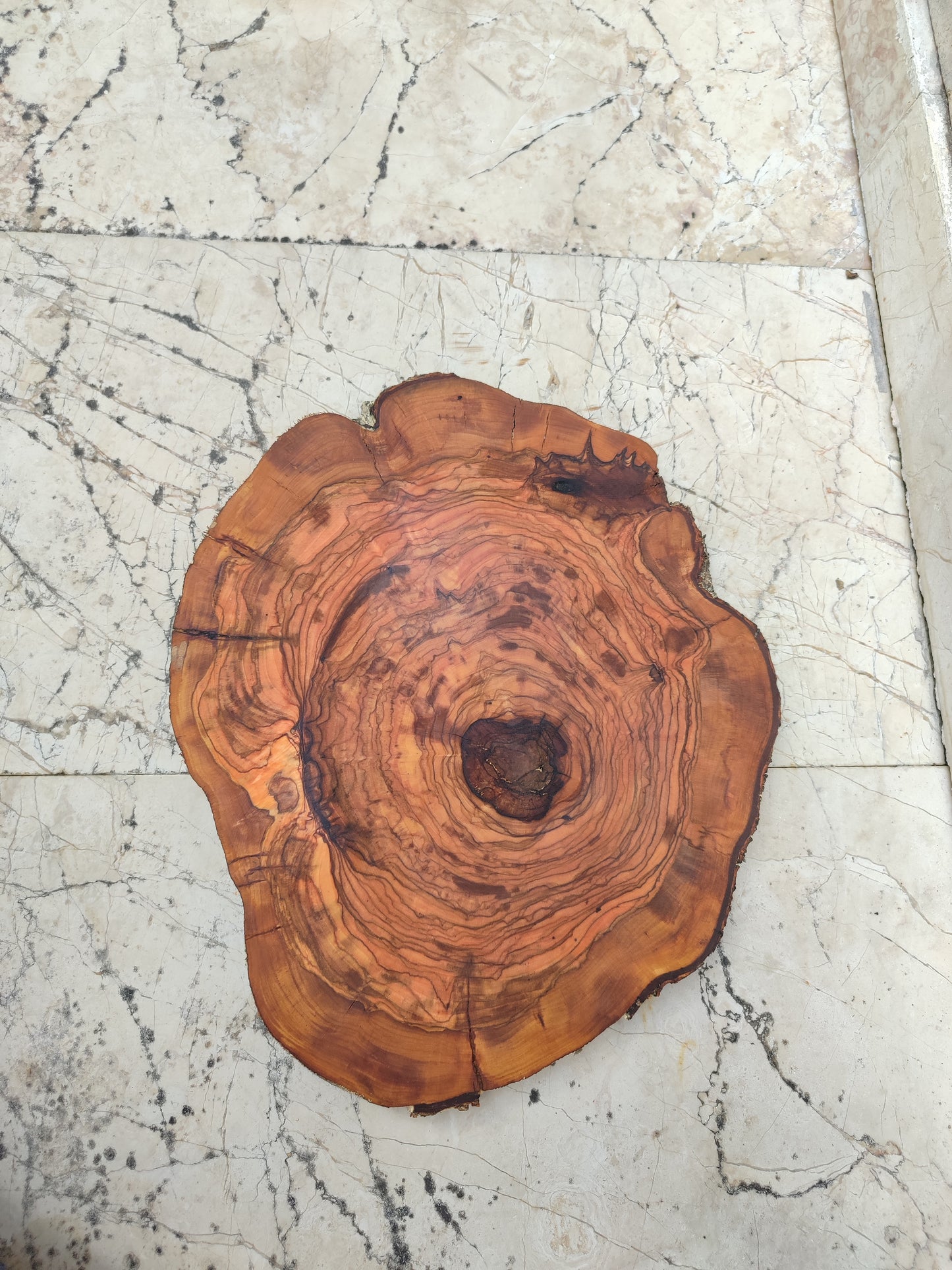 Rare Olive Wood Slab – Live Edge, Unique Grain, Sustainable Luxury – 32x38x2.5 cm