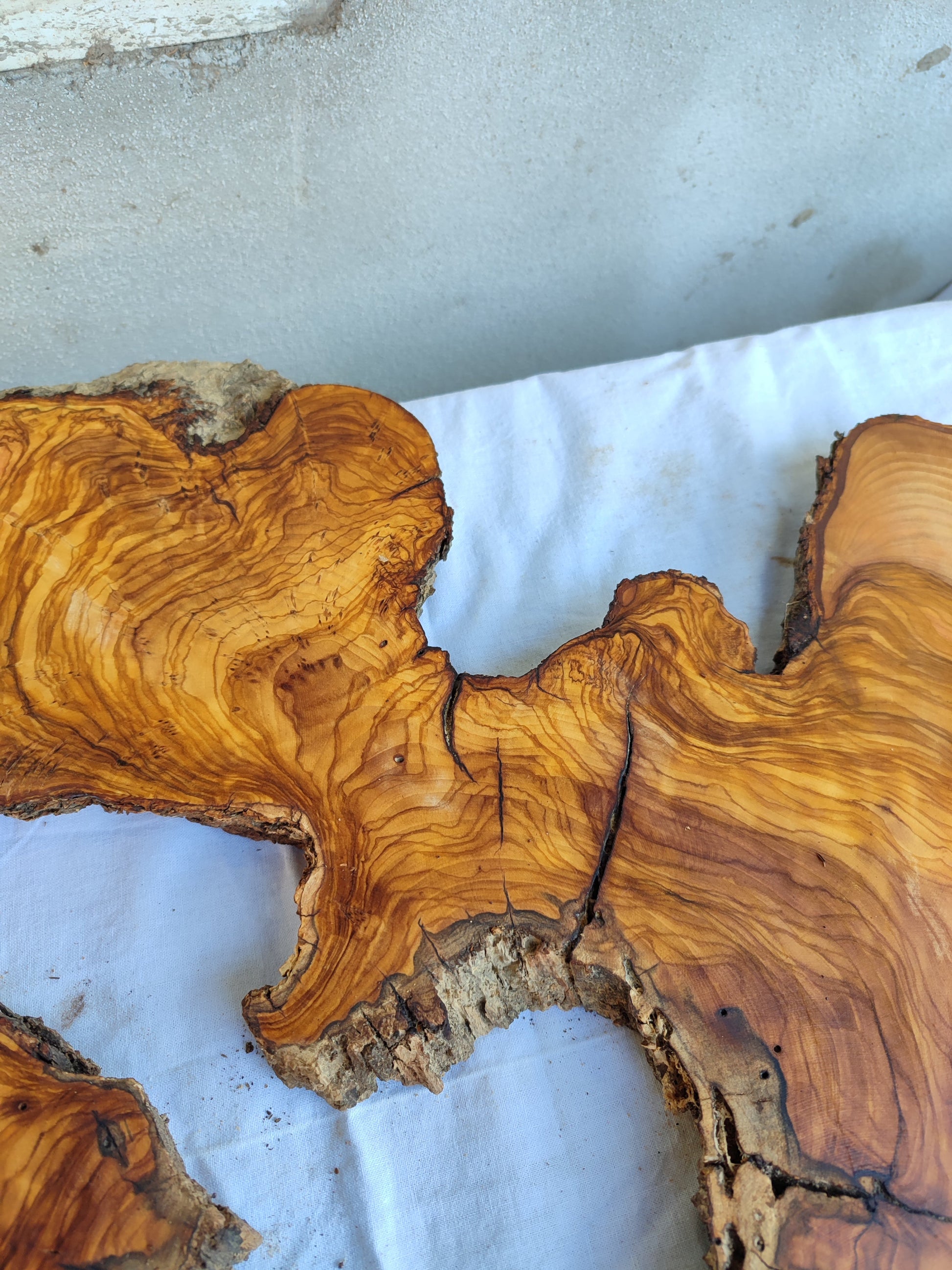 Rare Olive Wood Slab Set 2pcs 53x53cm - Super Dry 3% Moisture - Live Edge for Epoxy Resin, Guitar Body & Luxury Decor - Unique Grain.