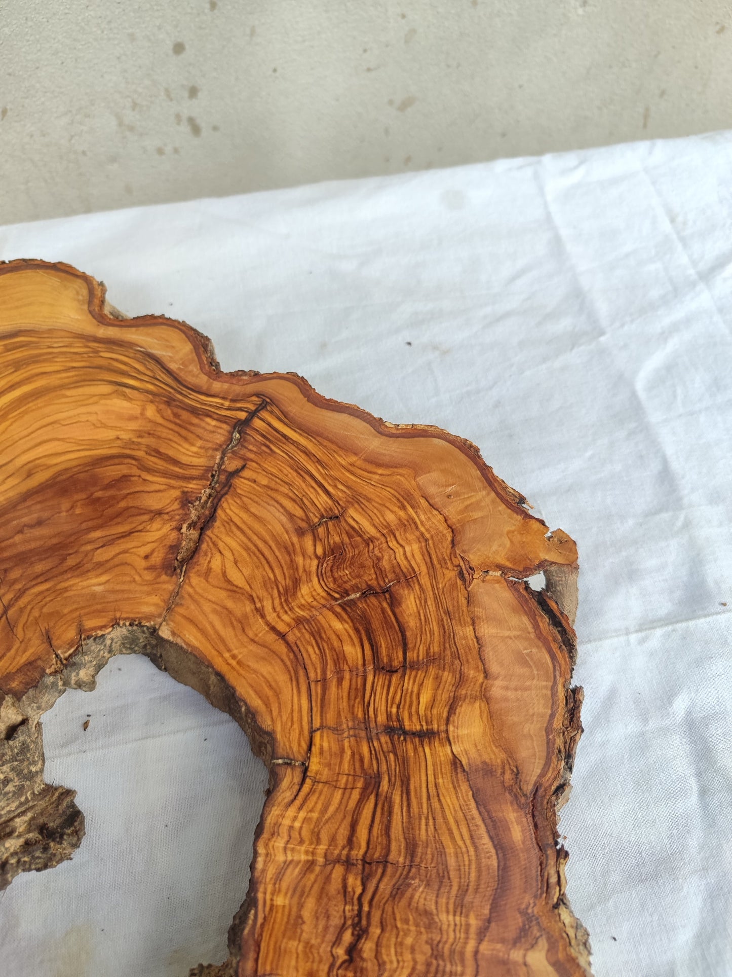 Rare Olive Wood Slab – Live Edge Unique Grain Sustainable Luxury – 27x40x3 cm - Olive Generic