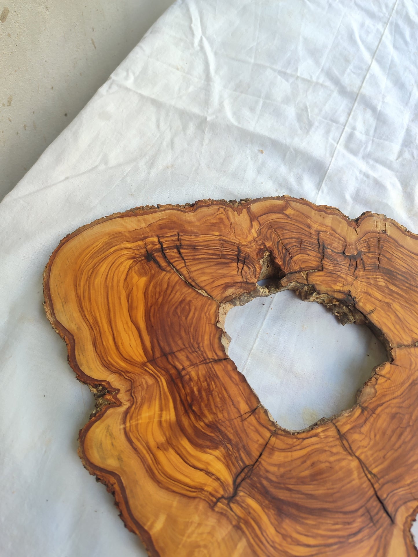 Rare Olive Wood Slab – Live Edge Unique Grain Sustainable Luxury – 27x38x2.5 cm - Olive Generic