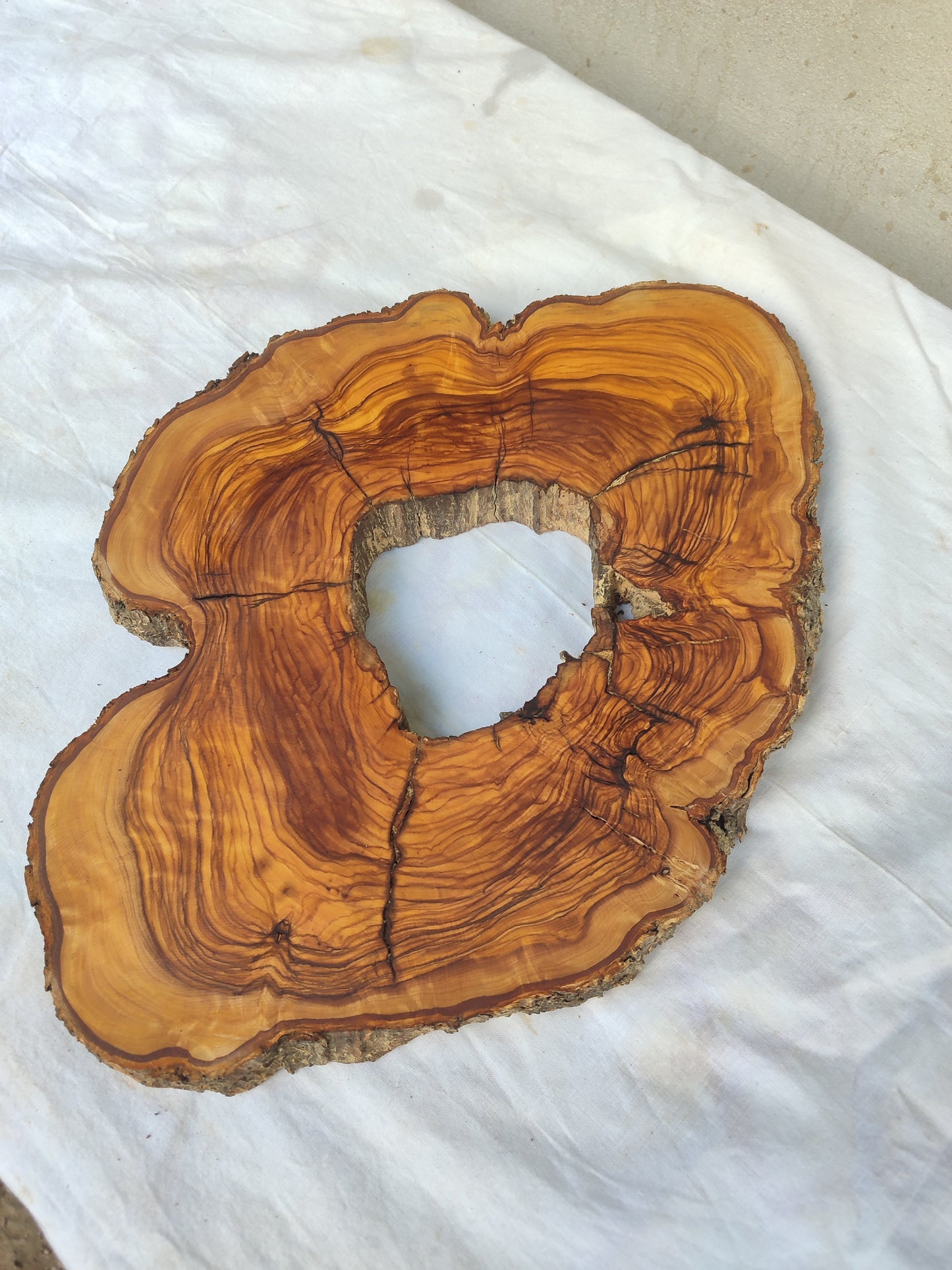 Rare Olive Wood Slab – Live Edge Unique Grain Sustainable Luxury – 27x38x2.5 cm - Olive Generic