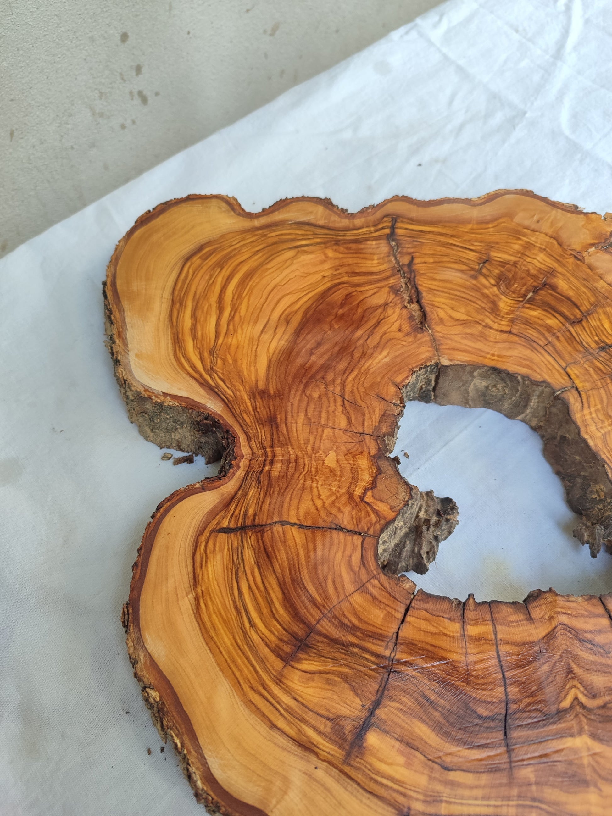 Rare Olive Wood Slab – Live Edge Unique Grain Sustainable Luxury – 27x40x3 cm - Olive Generic