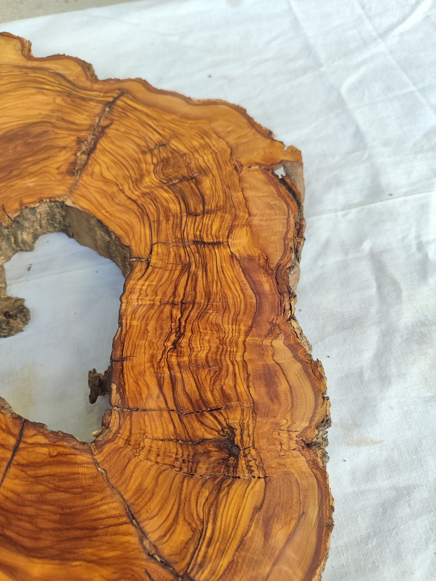 Rare Olive Wood Slab – Live Edge Unique Grain Sustainable Luxury – 27x40x3 cm - Olive Generic