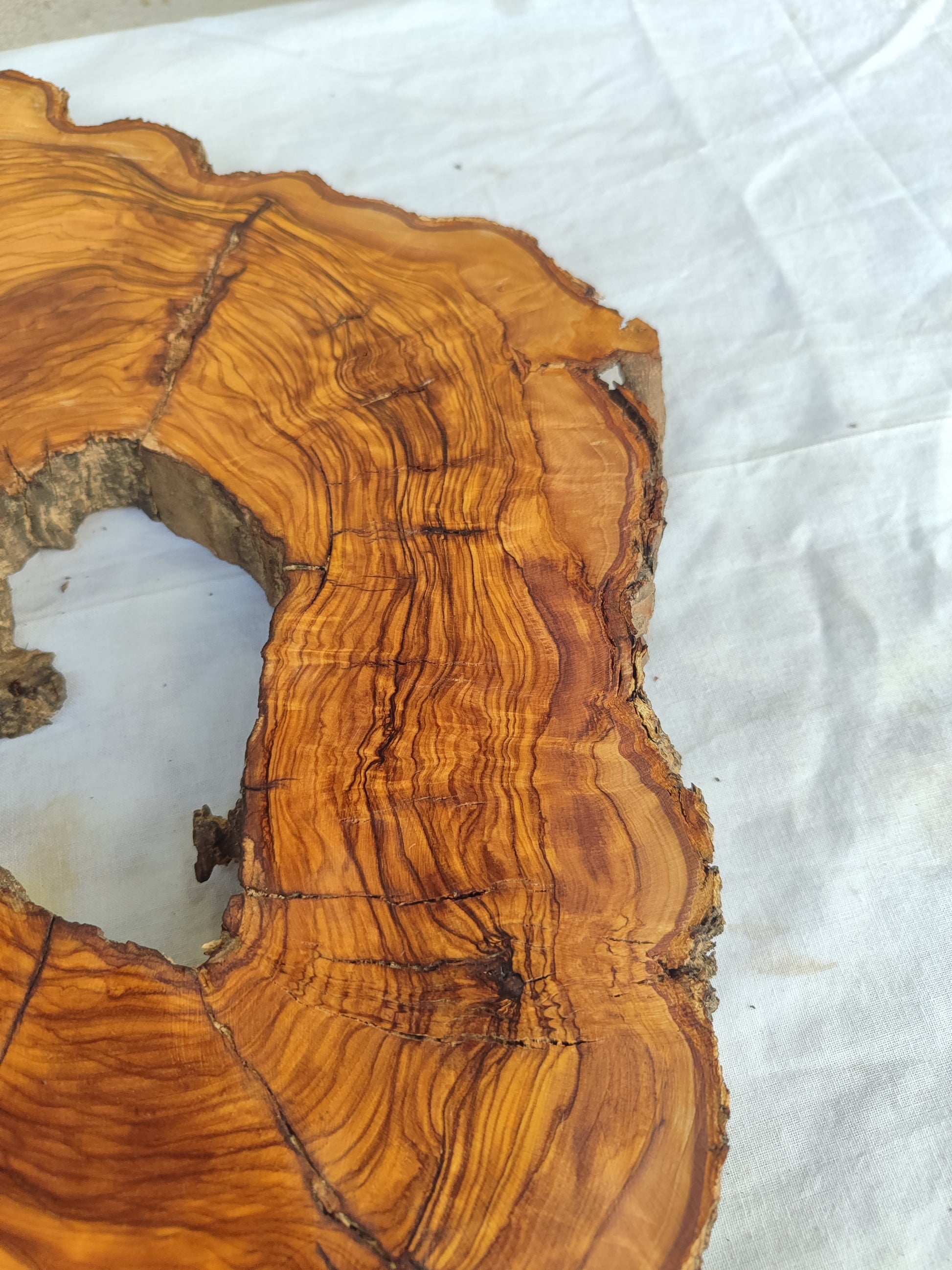 Rare Olive Wood Slab – Live Edge Unique Grain Sustainable Luxury – 27x40x3 cm - Olive Generic