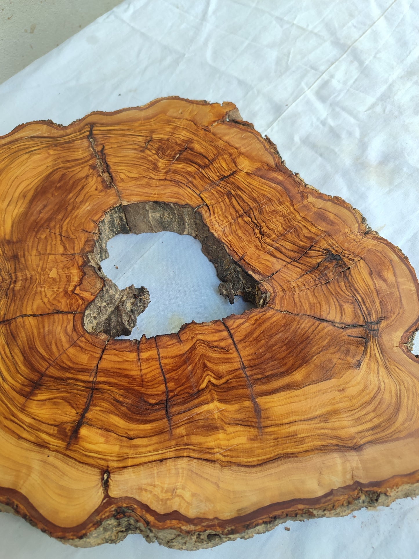 Rare Olive Wood Slab – Live Edge Unique Grain Sustainable Luxury – 27x40x3 cm - Olive Generic