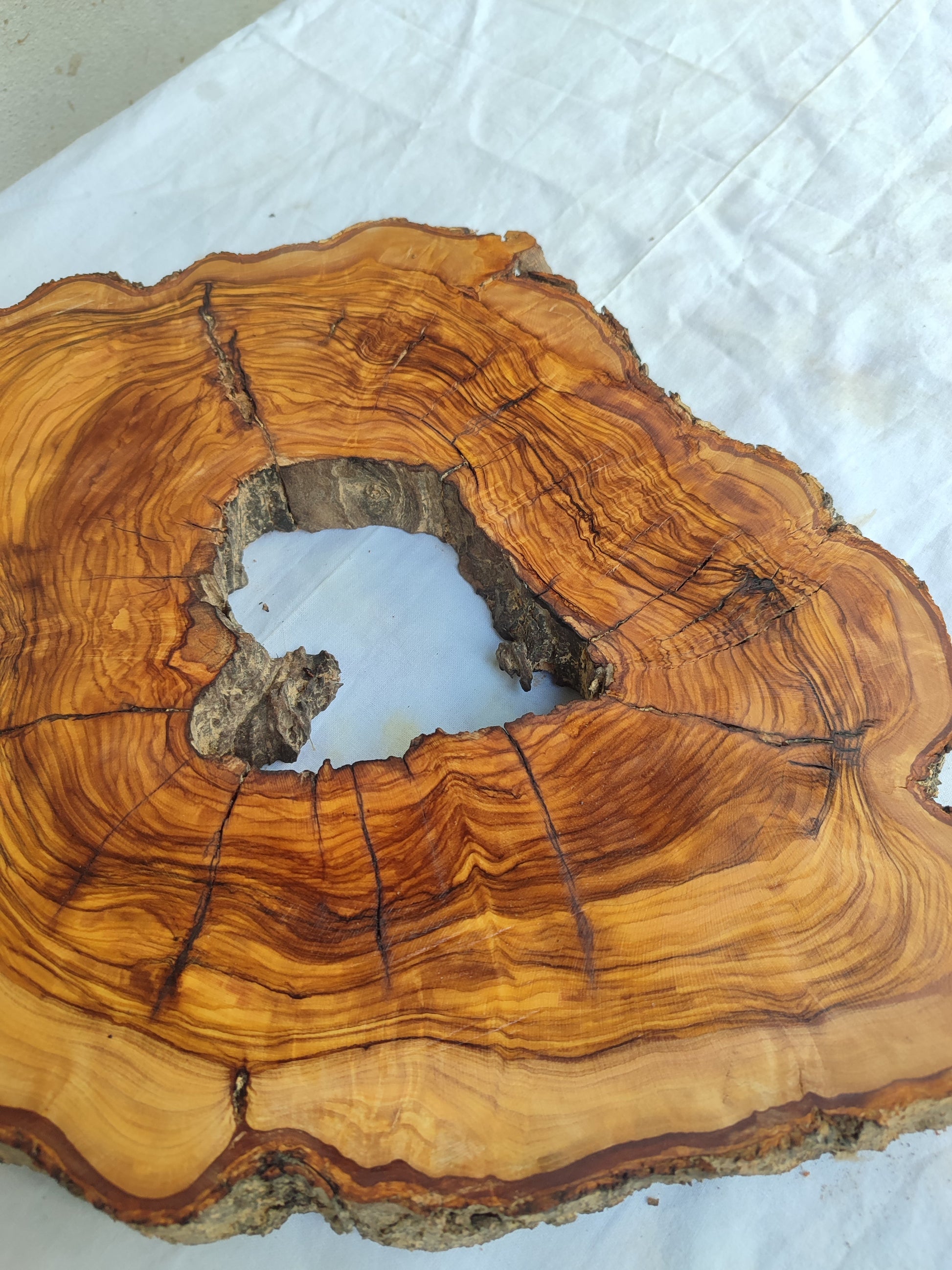 Rare Olive Wood Slab – Live Edge Unique Grain Sustainable Luxury – 27x40x3 cm - Olive Generic
