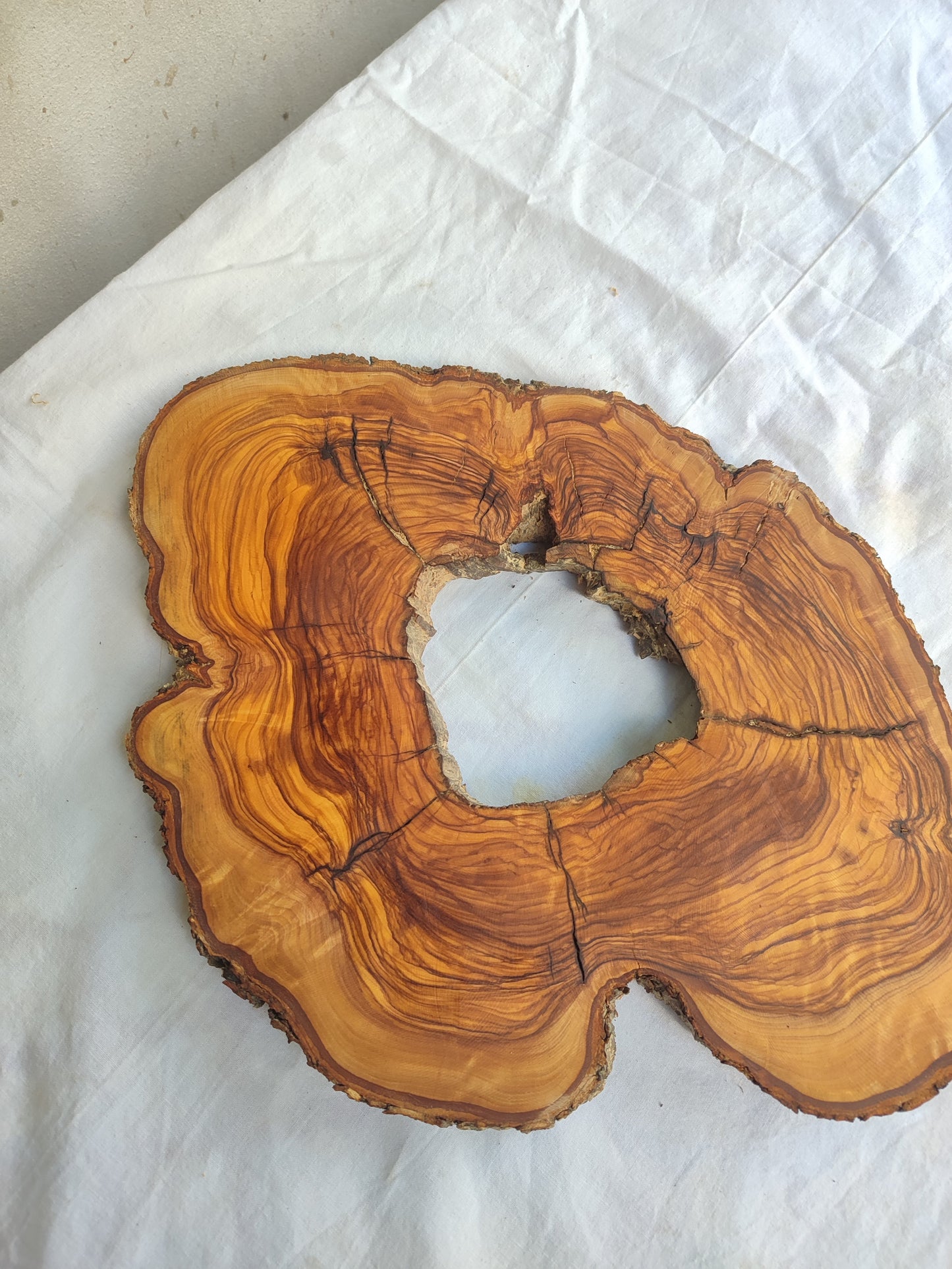 Rare Olive Wood Slab – Live Edge Unique Grain Sustainable Luxury – 27x38x2.5 cm - Olive Generic